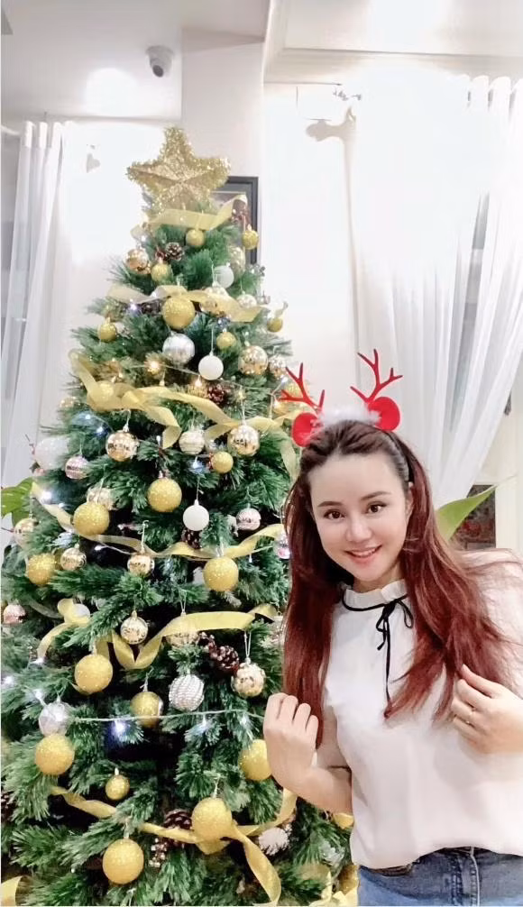 Vy Oanh trang trí cây thông đón Giáng Sinh.