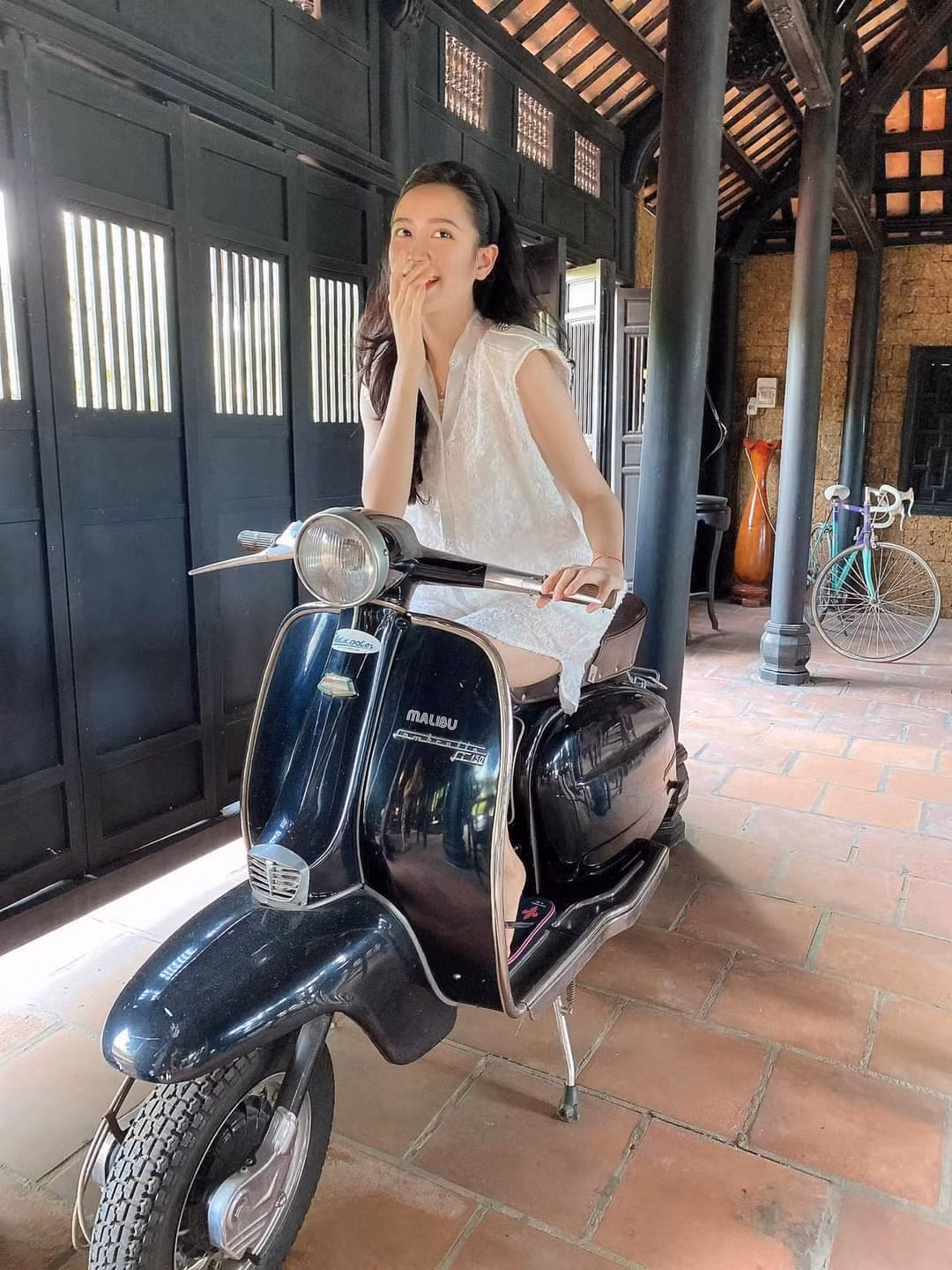 Diễn viên Kim Oanh xinh đẹp bên xe cổ.
