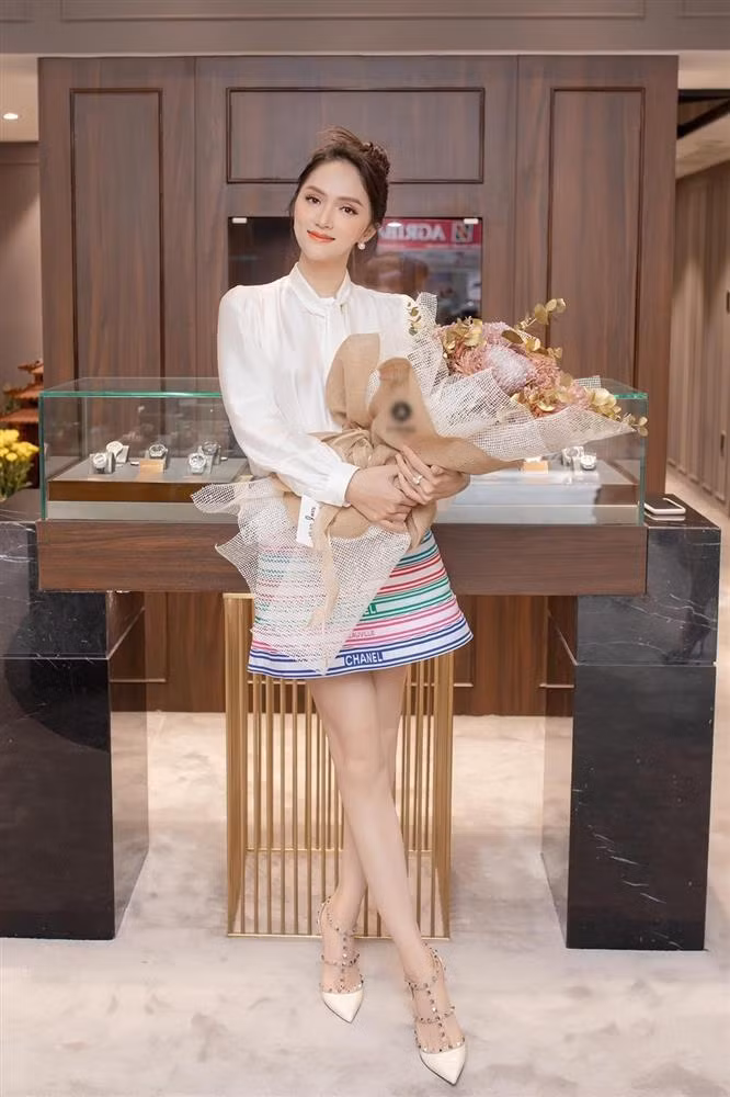Mẫu chân váy rời này cũng được Hương Giang lăng xê và được khen ngợi nhờ chọn kiểu áo voan dáng tiểu thư tông trắng và giày cao gót đồng điệu.