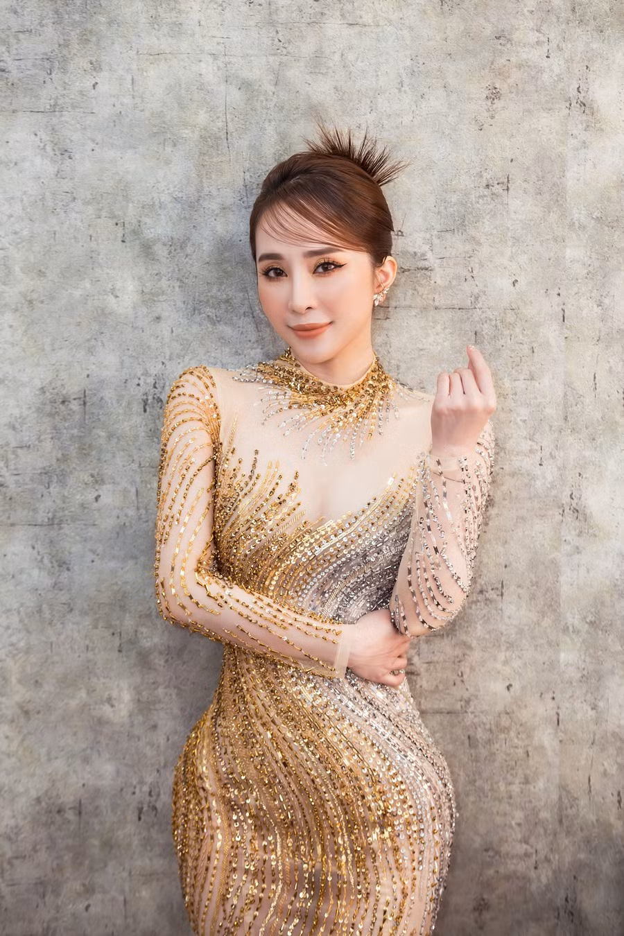 Quỳnh Nga được khen ngày càng đẹp hơn, quyến rũ hơn. Nữ diễn viên tiết lộ, bí quyết có thể là bởi suốt 2 năm dịch bệnh vừa qua cô đã dành thời gian giãn cách, nghỉ ngơi do dịch để tập luyện, chăm sóc ngoại hình của mình đẹp hơn.