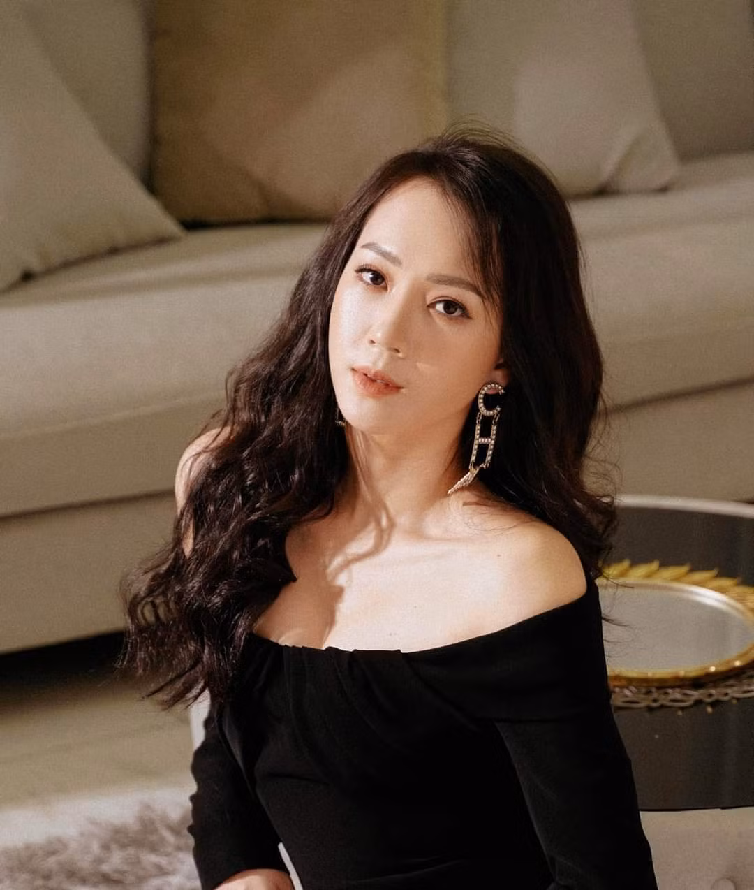 "Người ta hứa rằng giấc mơ có thể trở thành hiện thực. Nhưng lại quên nhắc đến việc ác mộng cũng là giấc mơ", cựu mẫu Phạm Ngọc Thạch viết.