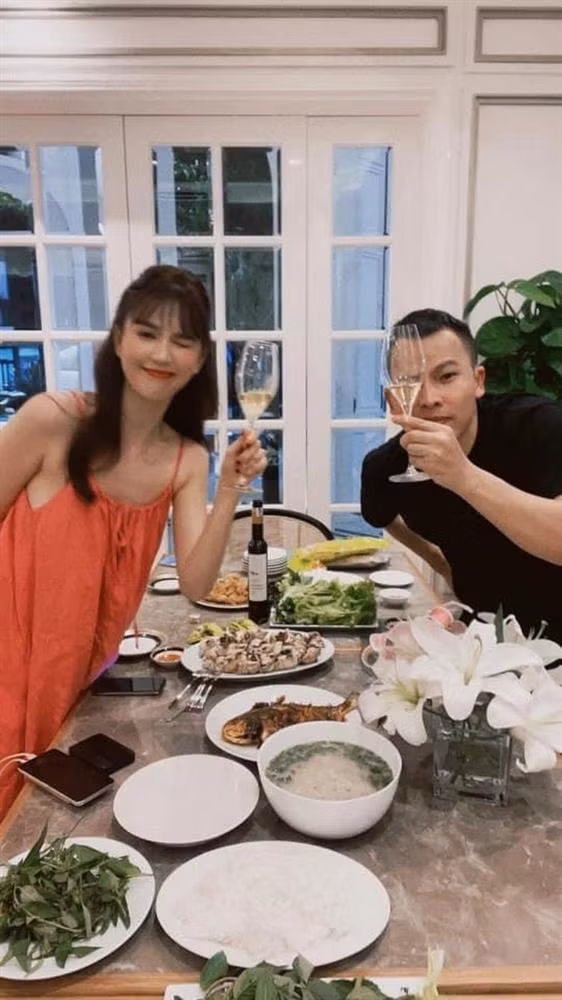 Thậm chí, cô còn phải thực hiện chế độ giảm cân nghiêm ngặt bằng cách tập luyện và ăn uống healthy theo thực đơn ăn kiêng mà Thúy Kiều chế biến thế nhưng sao lại xuất hiện với hình ảnh dơ xương thế này? Diện chiếc đầm hai dây, dường như vòng 1 bốc lửa của chân dài Trà Vinh đã không cánh mà bay. Có vẻ như nếu không có "phụ tùng" độn đẩy thì cặp tuyết lê của Ngọc Trinh cũng thường mà thôi, nếu không muốn nói là lép.