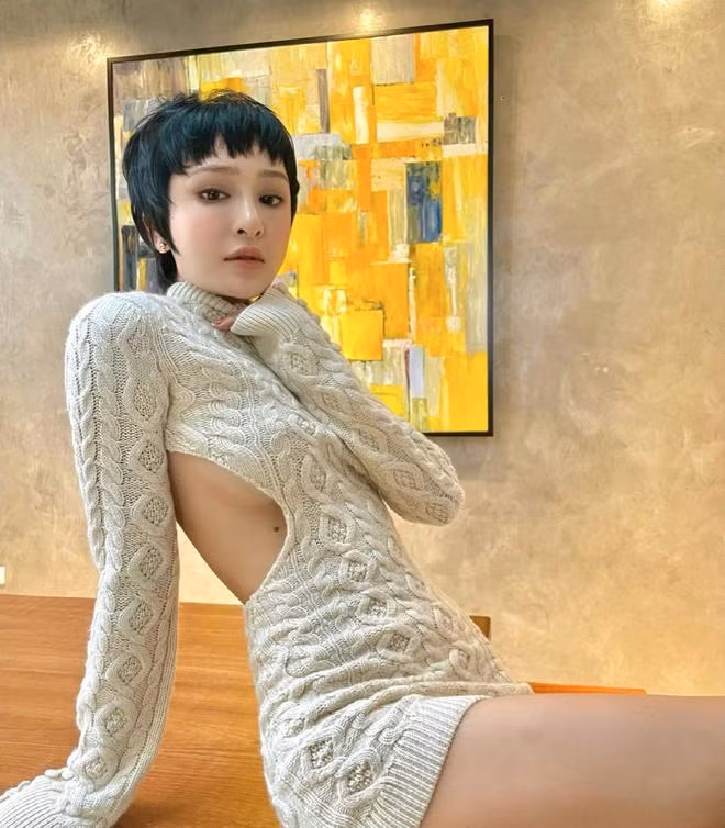 Kiểu đồ khoét chân ngực thả rông táo bạo này có vẻ được lòng Hiền Hồ cực kì. Còn nhớ trước đó, cô cũng từng gây "sốt xình xịch" khi diện chiếc váy len... kín tất cả chỉ hở chỗ quan trọng, khoe khéo vòng 1 "cháy mắt".