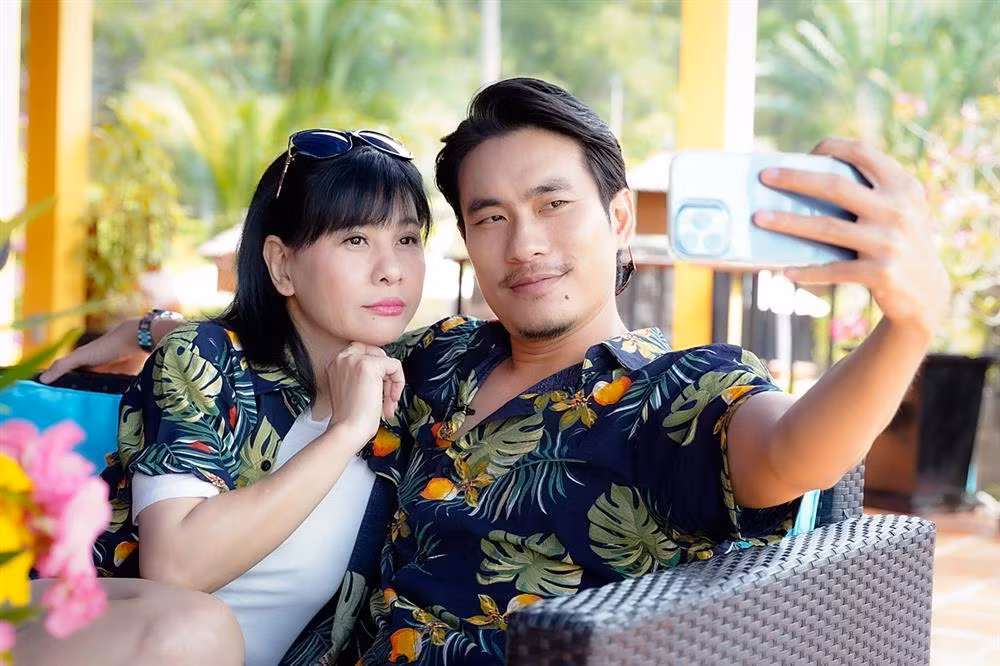 Cặp chị em tình tứ khi đi du lịch.