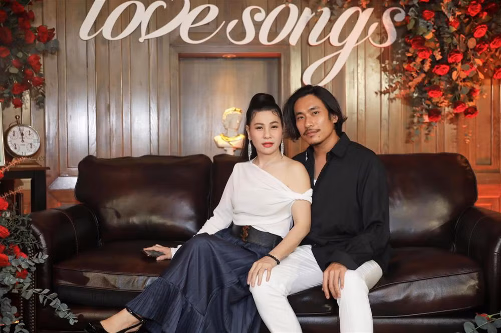Tuy nhiên, ngay sau đó, Cát Phượng lại có pha "quay xe" cực khét khi khẳng định: "Tôi với Kiều Minh Tuấn vẫn đang rất bình thường, khi nào có chuyện gì đích thân tôi sẽ thông báo trên Facebook cá nhân khi đó mọi người hãy tin. Tôi trả lời bình luận như thế là vì thấy dân mạng kia đưa ra lý lẽ buồn cười quá. Chứ chúng tôi không có chia tay". "Toang" hay không thì mời bạn cùng nhìn lại những lần diện đồ đôi tình tứ của cặp chị em suốt 13 năm qua. Cát Phượng đã làm gì để xứng đôi cùng tình trẻ?