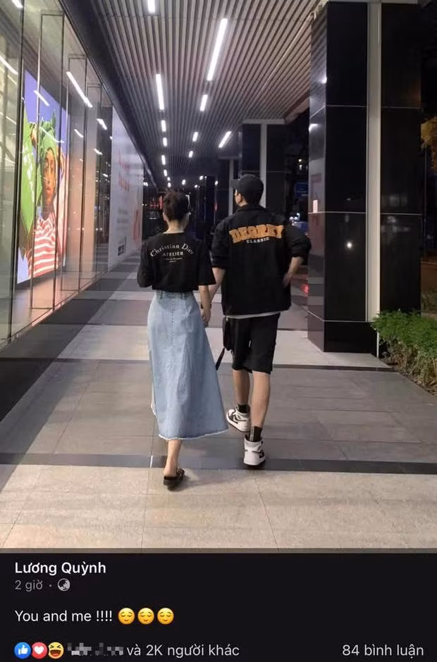 br/> Mới đây, mạng xã hội xôn xao trước tin đồn Quỳnh Lương hẹn hò cùng Karik. Nguyên nhân là do single mom đăng tải loạt ảnh nắm tay thân mật bên một chàng trai. Góc ảnh từ phía sau và nghiêng mặt khiến nhiều người "bán tín bán nghi" khá giống Karik. Trong khi đó, nam rapper cũng vừa chia tay bạn gái Bella Q.