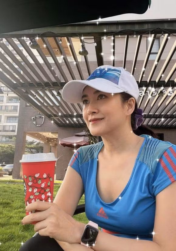 Vợ nam siêu mẫu diễn viên nổi tiếng chia sẻ bí quyết trẻ khoẻ của mình: "Khi "tăng động" đã trở thành một phần lối sống của bạn thì đi đến đâu cũng phải vận động, ko thôi thấy thiếu thiếu khó chịu lắm luôn á. Hôm nào siêng còn vác theo thảm yoga để tập cho bài bản, hay ít ra cũng mang đôi giày để chạy bộ, nhảy aerobic. Còn bơi lội thì hầu như khó mà bỏ qua rồi vì đây là môn Thơ mê từ bé. Bí quyết chống lại lão hoá phần 2 của Thơ đó. Mai cuối tuần rảnh sẽ chia sẻ tiếp phần 3 nhé".