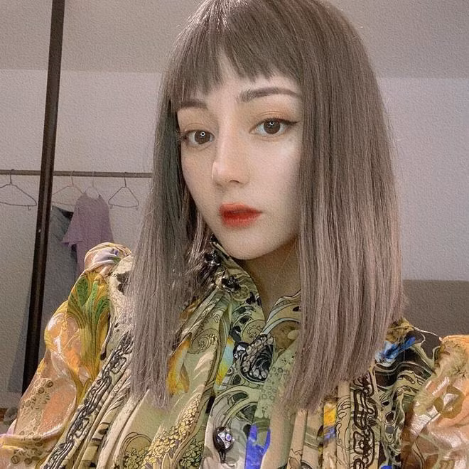 Ở trường hợp này, mái tóc giả thô cứng hoàn toàn không phù hợp với Nhiệt Ba. Có dân mạng cho rằng kiểu tóc này chỉ xứng đáng để đội lên mannequin ngoài tiệm quần áo.