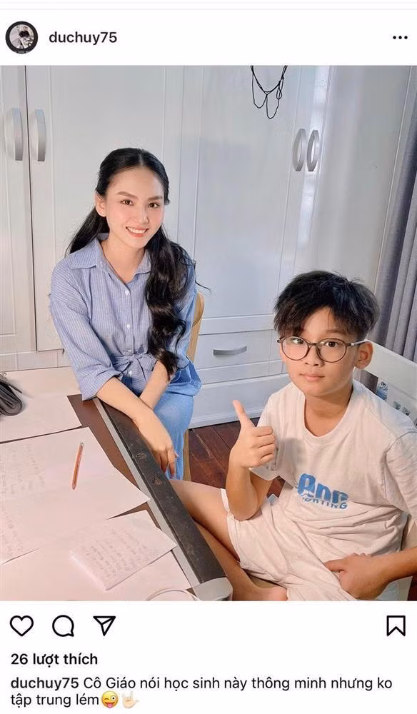 Chiều 21/10, doanh nhân Đức Huy đăng tải hình ảnh con trai - bé Bo - bên cô giáo xinh đẹp. Sự xuất hiện của cô gái trẻ trong bức ảnh của Đức Huy khiến dân mạng đặt dấu hỏi về mối quan hệ của cả hai. Thậm chí, dân mạng còn bán tín bán nghi đây là tình mới của chồng cũ Lệ Quyên.