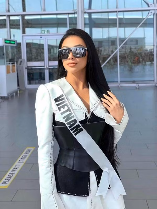 Tất bật chinh chiến tại Miss Universe 2021, Kim Duyên cũng từng mắc lỗi mặc ngược đồ mà mãi đến tận tối, khi về phòng xem lại ảnh cô mới phát hiện ra.
