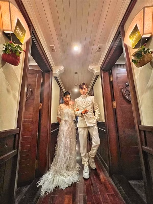 Hòa Minzy cũng từng mặc ngược váy "tưởng vô lý nhưng lại rất hợp lý". Cụ thể, khi tham dự sự kiện, nữ ca sĩ diện mẫu váy mang tông màu trắng, đính lông vũ mong manh, nữ tính. Váy có thêm phần vạt choàng bên ngoài giúp tăng cảm giác quý phái, sang trọng cho người diện.