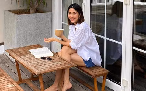 Món đồ "hở" nhất mà người ta thấy Hà Tăng trưng diện đời thường, có chăng là quần short rộng. Song họa hoằn lắm may ra mới được thấy cô mặc item này...