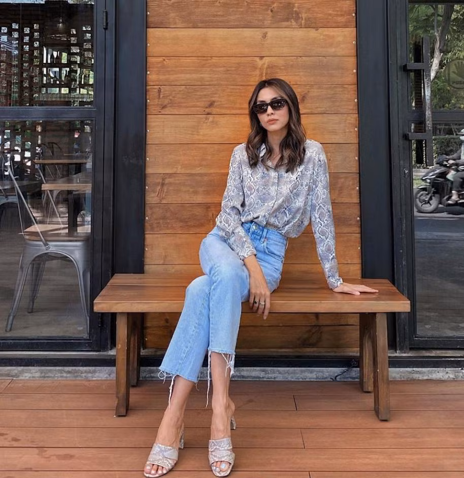 Những bức hình chụp #OOTD của cô thường chỉ gắn liền với trang phục kín đáo, đơn giản. Thay vì chạy theo xu hướng phô bày da thịt như nhiều mỹ nhân Vbiz, combo yêu thích nhất của Hà Tăng chỉ là váy dài, jeans + sơ mi hoặc áo phông. Trừ khi mặc đồ bơi, đã rất lâu rồi dân tình không được thấy mẹ 2 con ăn diện táo bạo, nhất là khoe vòng 1 lại càng không. Bởi vậy khoảnh khắc hiếm hoi này của Hà Tăng gây chú ý cũng là điều dễ hiểu.