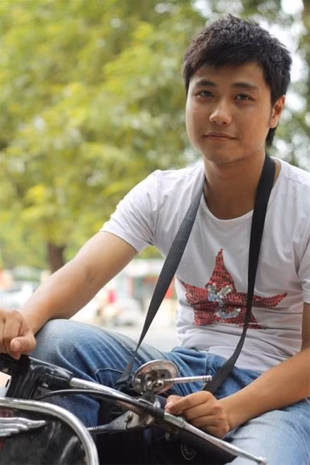 Anh sở hữu thân hình trông có phần mũm mĩm, đặc biệt là gương mặt tròn trịa chứ không góc cạnh như hiện tại.