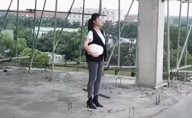 Trang phục của Phương Oanh được đánh giá là "thảm họa".