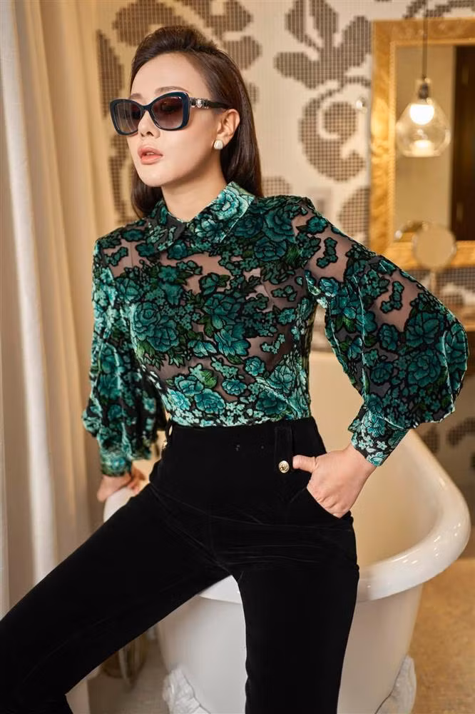 br/> Mới đây, Phương Oanh vừa chia sẻ lên trang cá nhân bộ ảnh thời trang mới với dòng trạng thái: "Nhân ngày phụ nữ Việt Nam, tặng bạn bông hoa như hình đc hưm? Thật ra là hoa 'ế' ai 'bế' về giùm đi, nói tặng cho oai thôi". Sau khi "Hương Vị Tình Thân" đóng máy, Phương Oanh chưa nhận thêm phim mới mà bận rộn với các hoạt động chụp ảnh thời trang.