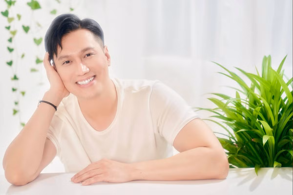 "Hôm nay đăng ảnh chàng thơ hy vọng không bị sập Facebook nữa", Việt Anh hóm hỉnh.