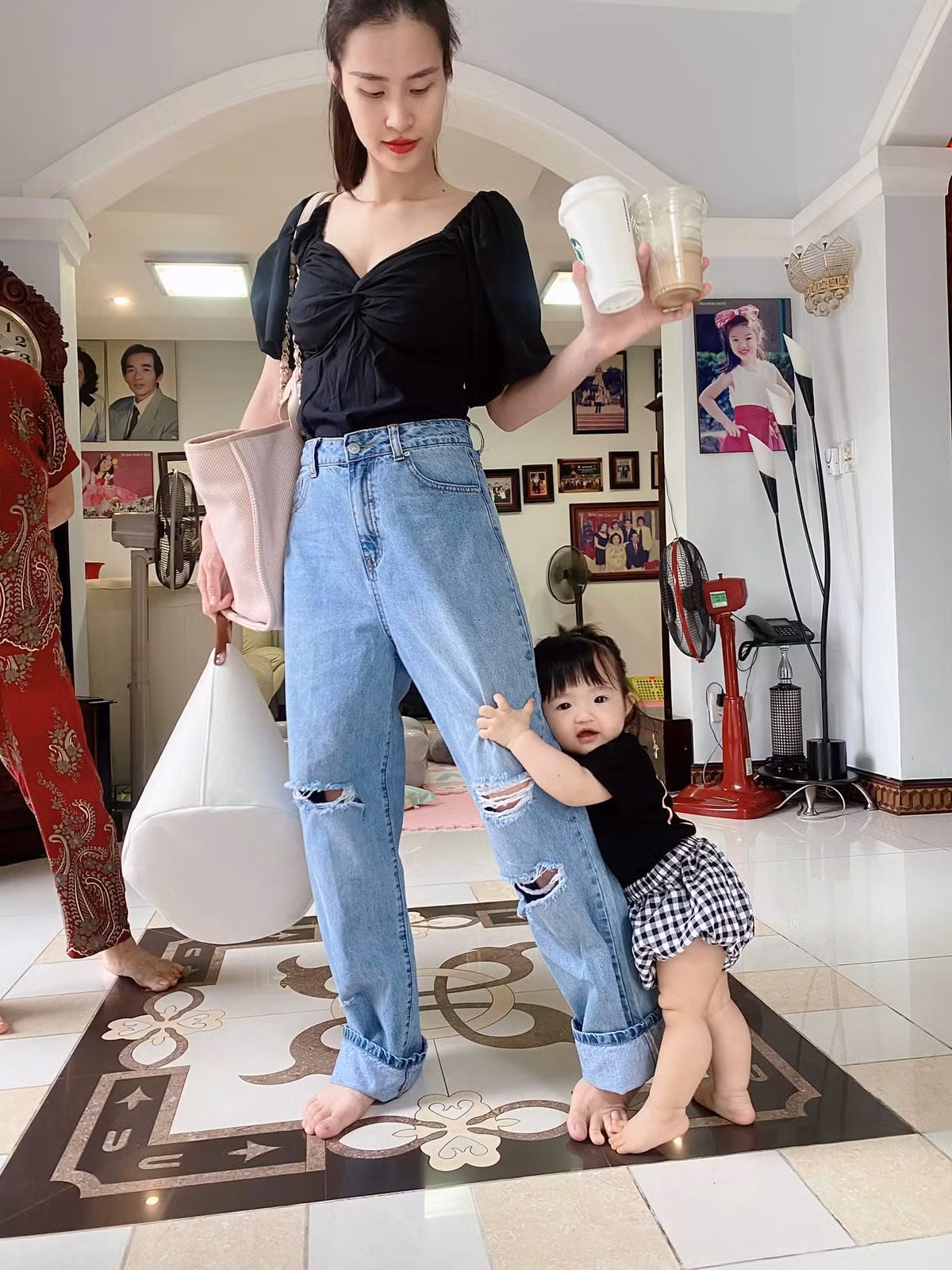 Con gái nhỏ bám Đông Nhi không rời.