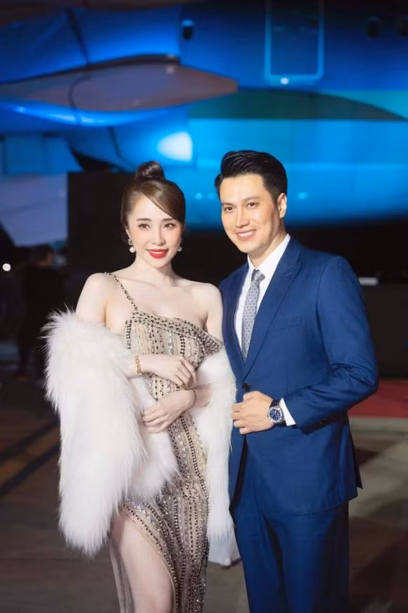 Loạt khoảnh khắc tình bể bình của Việt Anh và Quỳnh Nga. Loạt ảnh này ngay sau khi được cả 2 đăng tải đã thu hút đông đảo sự chú ý từ khán giả và người hâm mộ. Khỏi phải nói, đối với những "thuyền trưởng" chuyên ship cặp đôi này với nhau, đây quả là một tín hiệu đáng mừng. 