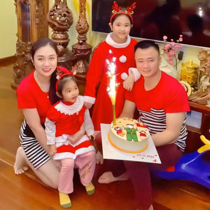Tin sao Việt 24/12: NSND Tự Long hạnh phúc vì được vợ và hai con tổ chức sinh nhật.