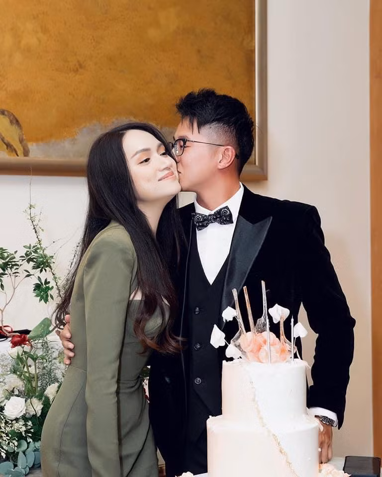 Hương Giang ra dáng chuẩn "phu nhân" tổng tài. Cặp đôi không ngại "mi" nhau tình tứ. Dưới bài đăng, netizen đồng loạt gửi lời chúc mừng đến Hương Giang và thêm phần ngưỡng mộ trước tình yêu đẹp của cặp đôi. Đến nay, cả hai đã gắn bó, đồng hành được hơn 1 năm.