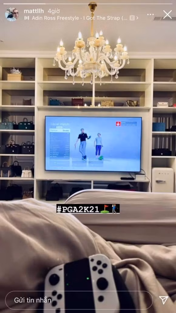 Mới đây nhất, trên story Instagram cá nhân, Matt Liu bất ngờ để lộ "hint" sống chung nhà cùng Hương Giang khi check-in phòng ngủ 3 giờ sáng. Đáng chú ý nhất, CEO còn tiện tay hé lộ cả dàn túi hiệu của nàng Hậu làm nhiều người chú ý hơn. Chuyện sống chung nhà của cặp đôi đã được ngầm xác nhận bởi chính người trong cuộc. Matt Liu bất ngờ check-in phòng ngủ của Hương Giang. Cư dân mạng đoán cặp đôi đang sống chung một nhà.
