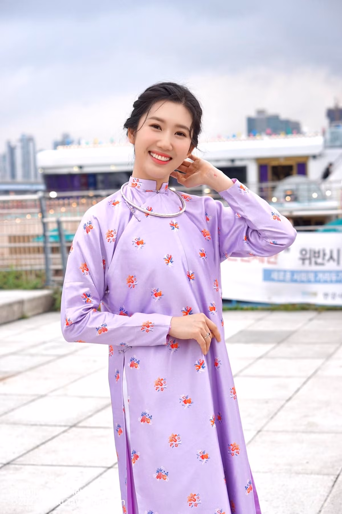 Thúy Ngân diện áo dài tím xinh đẹp.
