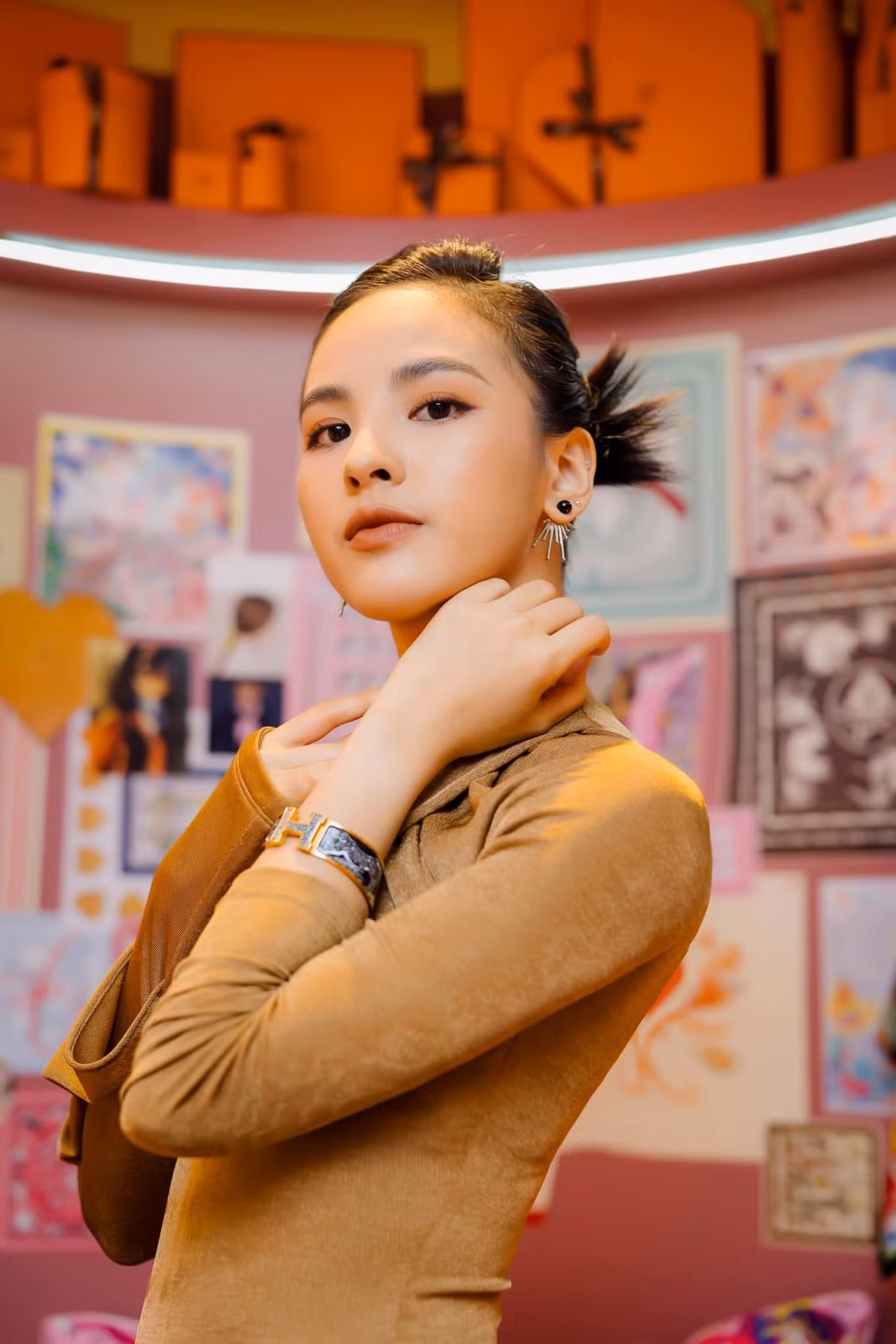 BTV Quỳnh Nga trang điểm cá tính.