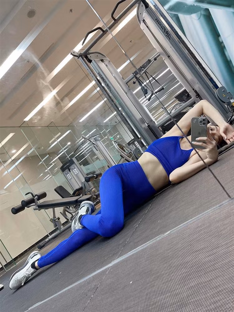 Trước đây, Lệ Quyên nhiều lần coi phòng tập như nhà riêng với đủ kiểu tạo dáng chẳng giống ai.