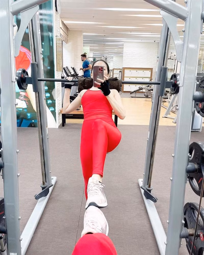 Không phủ nhận body của Lệ Quyên ở tuổi 40 quá đỉnh cao. Dù đồ tập hiểm hóc vẫn không thể làm khó được bà mẹ một con đình đám này. Từ vòng eo con kiến săn chắc lộ rõ cơ bụng nhờ tập luyện vất vả đến vòng 3 nảy nở, cong cớn các bộ đồ tập Lệ Quyên lựa chọn đã hoàn toàn tốt vai trò của chúng trong việc khoe khéo đường cong chữ S của chủ nhân.