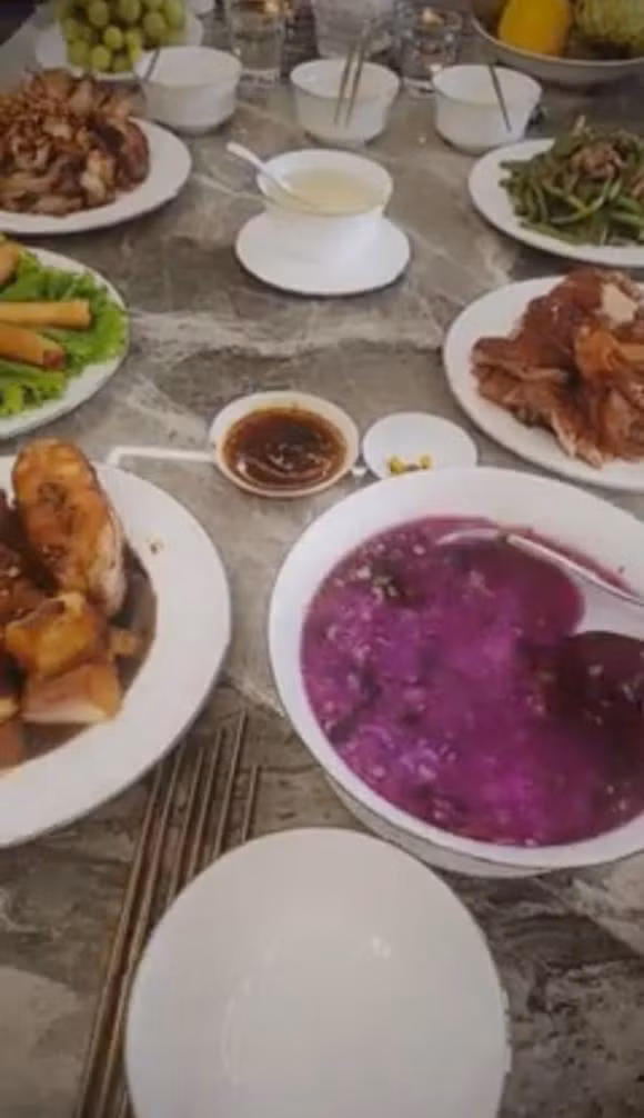 Khung ảnh cố anh hài được đặt trên bàn ăn y hệt ông như vẫn sống và dùng cơm với tất cả người thân thương.