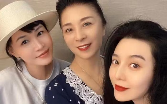 br/> Mới đây, trên mạng xã hội vừa tràn lan hình ảnh mới nhất của Phạm Băng Băng khi cô chụp cùng với mẹ đẻ - bà Trương Truyền Mỹ. Ở tuổi U70, mẹ của Phạm Băng Băng vẫn giữ được diện mạo trẻ trung cùng thần thái lấn át cả cô con gái nổi tiếng. Chẳng cần cầu kì, bà để tóc búi cao gọn gàng lộ gương mặt nét nào ra nét đấy. Với diện mạo này, chẳng ai nghĩ rằng mẹ đẻ của nữ minh tinh năm nay đã 66 tuổi.