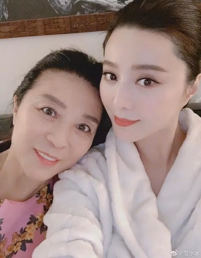 Cận cảnh nhan sắc cùng làn da tươi sáng của hai mẹ con. Đây không lần đầu, mẹ Phạm Băng Băng gây chú ý bởi vẻ ngoài quá đỗi trẻ trung. Không những thế, bà Trương Truyền Mỹ cũng sở hữu gu thời trang cực kì sang chảnh chẳng thua kém gì cô con gái.