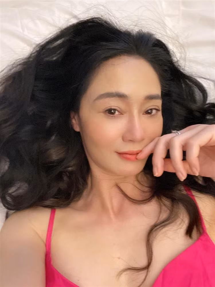 Gu thời trang ngoài đời có phần sexy, táo bạo là lý do khiến Quách Thu Phương trông luôn tươi trẻ.