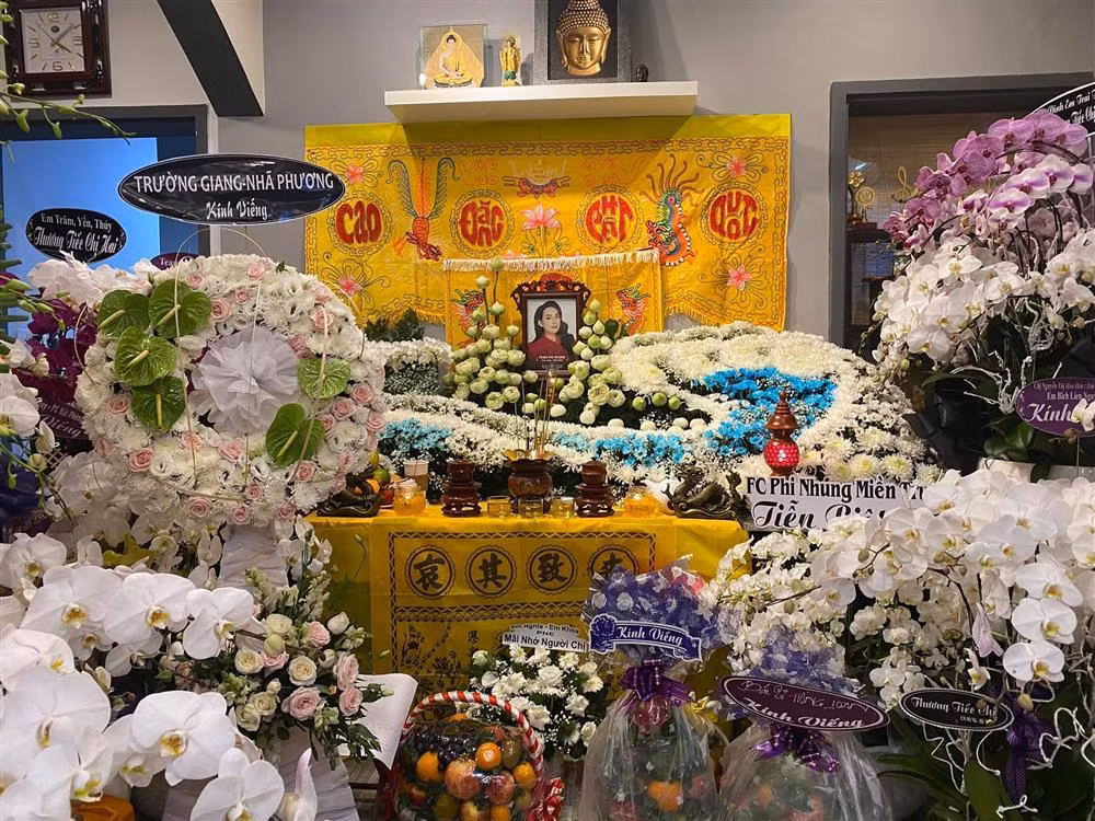 Có thể nhận ra vòng hoa của vợ chồng Trường Giang - Nhã Phương.