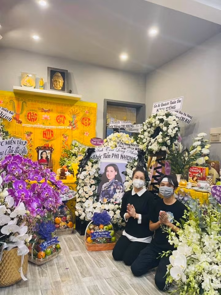 Nữ ca sĩ bên Hồ Văn Cường - người con nuôi nổi tiếng nhất của cố ca sĩ Phi Nhung. Giọng ca trẻ buồn bã, tiều tụy đi thấy rõ.