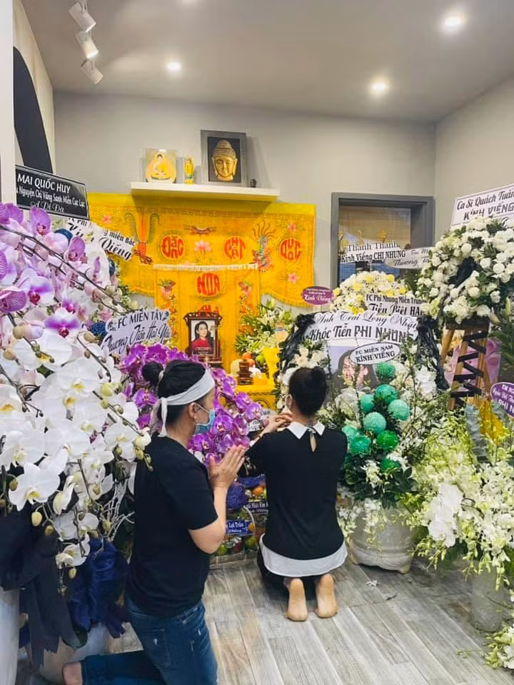 Sáng nay, ca sĩ Nhật Kim Anh cũng chia sẻ hình ảnh đến nhà riêng viếng đàn chị Phi Nhung.