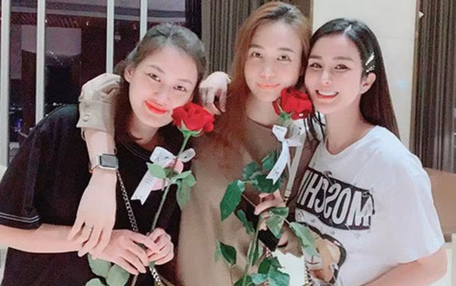 Một số hình ảnh cũ của nhóm bạn thập kỷ nổi tiếng showbiz Việt.