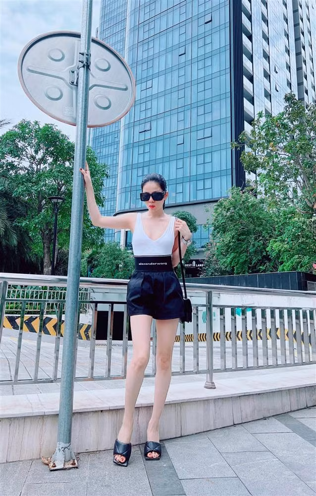 Vẫn combo áo bó, quần cạp cao diện theo mốt thả rông nhưng khi tạo dáng trên phố, vòng 1 của Lệ Quyên lép sang chứ không bên thấp bên cao như ảnh trước đó. Dù rất nhiều lần bị ý kiến về cách diện "no bra" nhưng người tình Lâm Bảo Châu vẫn một mực trung thành với sở thích này. Cách đây vài ngày, giọng ca Tình Lỡ còn gây lú vì diện chiếc đầm như thể lộ điểm nhạy cảm vòng 1.