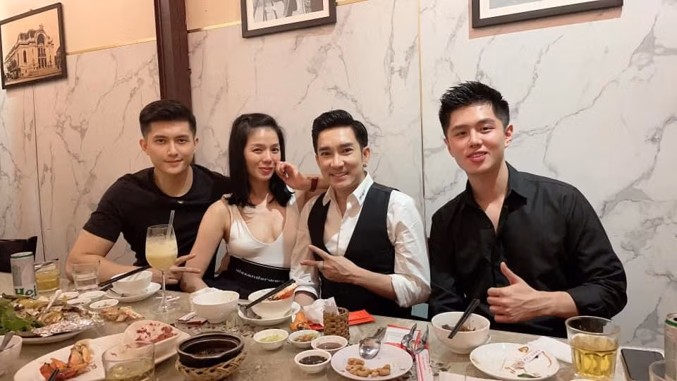 br/> Mới đây, ca sĩ Quang Hà gây chú ý khi chia sẻ bức ảnh hội ngộ cùng cặp tình nhân Lệ Quyên - Lâm Bảo Châu. Đáng chú ý, chính là màn lên đồ táo bạo của giọng ca Bolero. Người đẹp phòng trà tiếp tục lăng-xê mốt thả rông khoe vòng 1 kém săn chắc. Diện chiếc áo cổ khoét sâu, cách tạo dáng chụp hình của nữ ca sĩ còn khiến người xem có cảm giác vòng 1 lệch lạc bên to bên nhỏ không đều nhau.