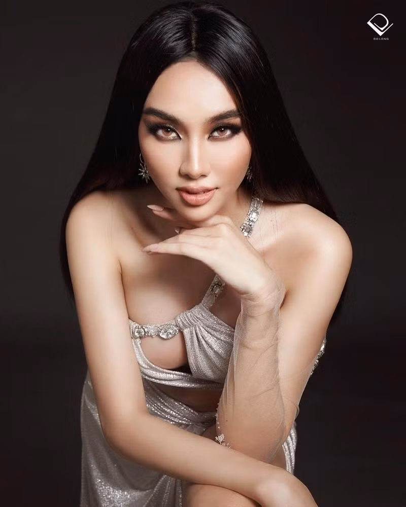 Thùy Tiên còn đeo thêm ống tay voan đính đá và trang điểm đậm hơn nhằm tăng độ sắc sảo cho sự xuất hiện của mình.