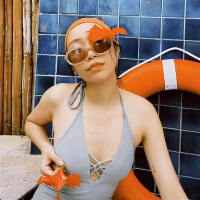 Gái út của Diva Mỹ Linh không khoe vòng 3 mà chuyển sang phanh hẳn áo khoe vòng 1 gợi cảm. Dù không lộ điểm nhạy cảm nhưng phong cách thế này cũng là táo bạo đối với một cô nàng chưa tròn 20.
