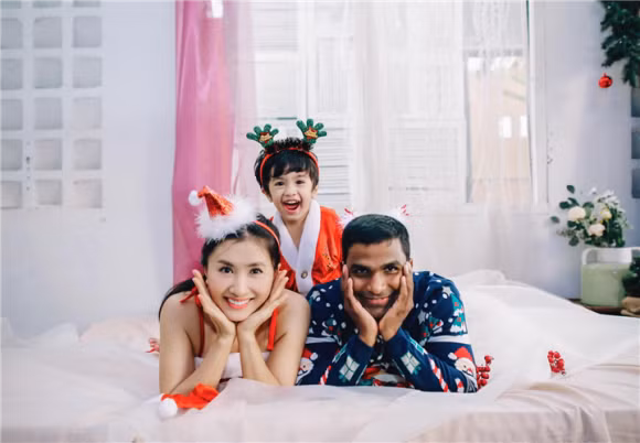 Nguyet Anh lo voc dang mum mim va vong hai to bat ngo