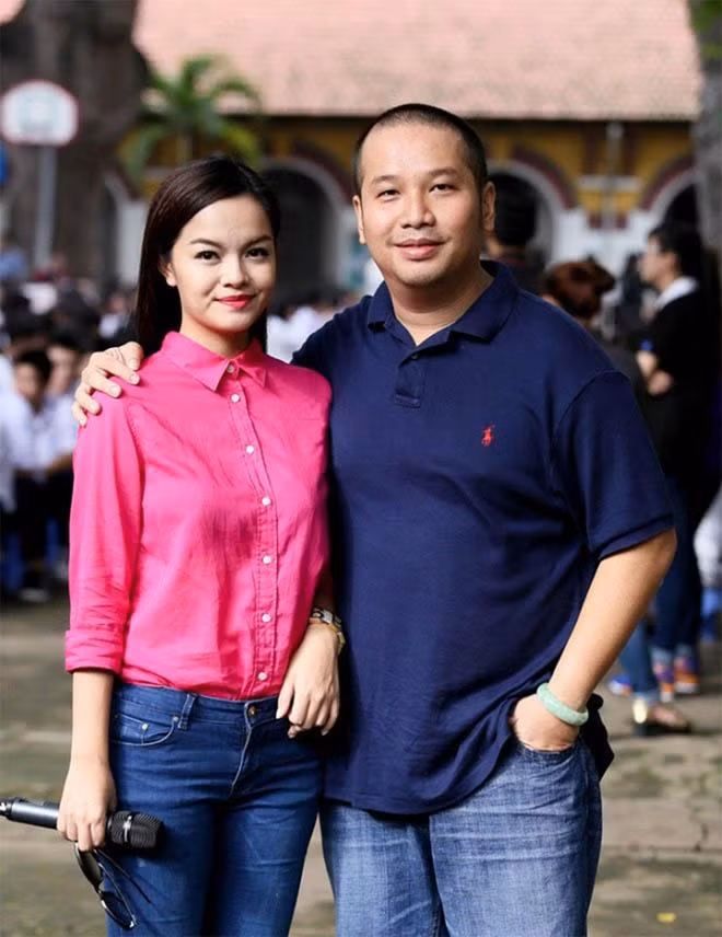 Quang Huy là đạo diễn kiêm ông bầu nổi tiếng của showbiz Việt, sở hữu công ty giải trí đình đám.