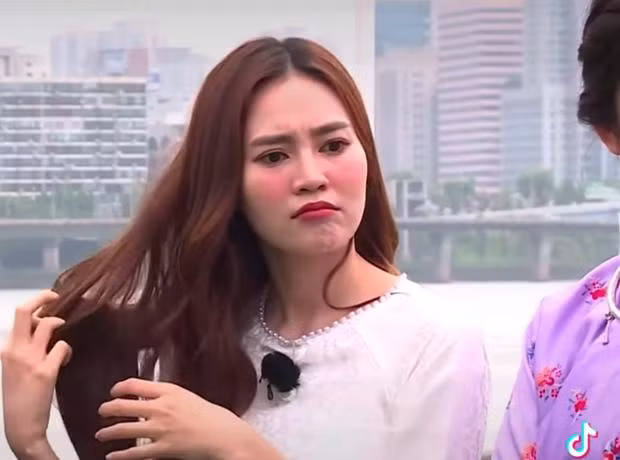 Chắc hẳn cú ngã của Ninh Dương Lan Ngọc phải mạnh lắm nên mới rơi cả tóc nối ra như vậy!