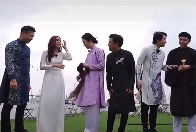 Tuy nhiên, cảnh gây "kinh hãi" nhất là khi mảng tóc sau đầu nữ diễn viên tự tuột ra và chỉ được phát hiện bởi Thuý Ngân. Hoá ra Lan Ngọc sử dụng tóc nối kẹp để làm dày và dài tóc, tạo hiệu ứng mái tóc dài bồng bềnh tự nhiên và hoàn thiện vẻ ngoài thanh lịch trong tà áo dài truyền thống.