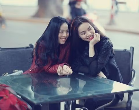 Đều là mỹ nhân có tiếng của làng nhạc Việt, không ít người mong mỏi Hà Hồ và Lệ Quyên nối lại tình chị em sau những hint tương thông về mặt phong cách này.