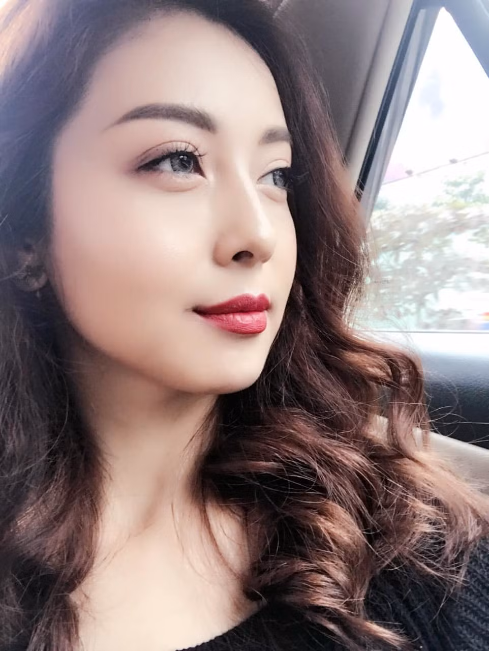 Jenifer Phạm đăng ảnh selfie xinh đẹp.