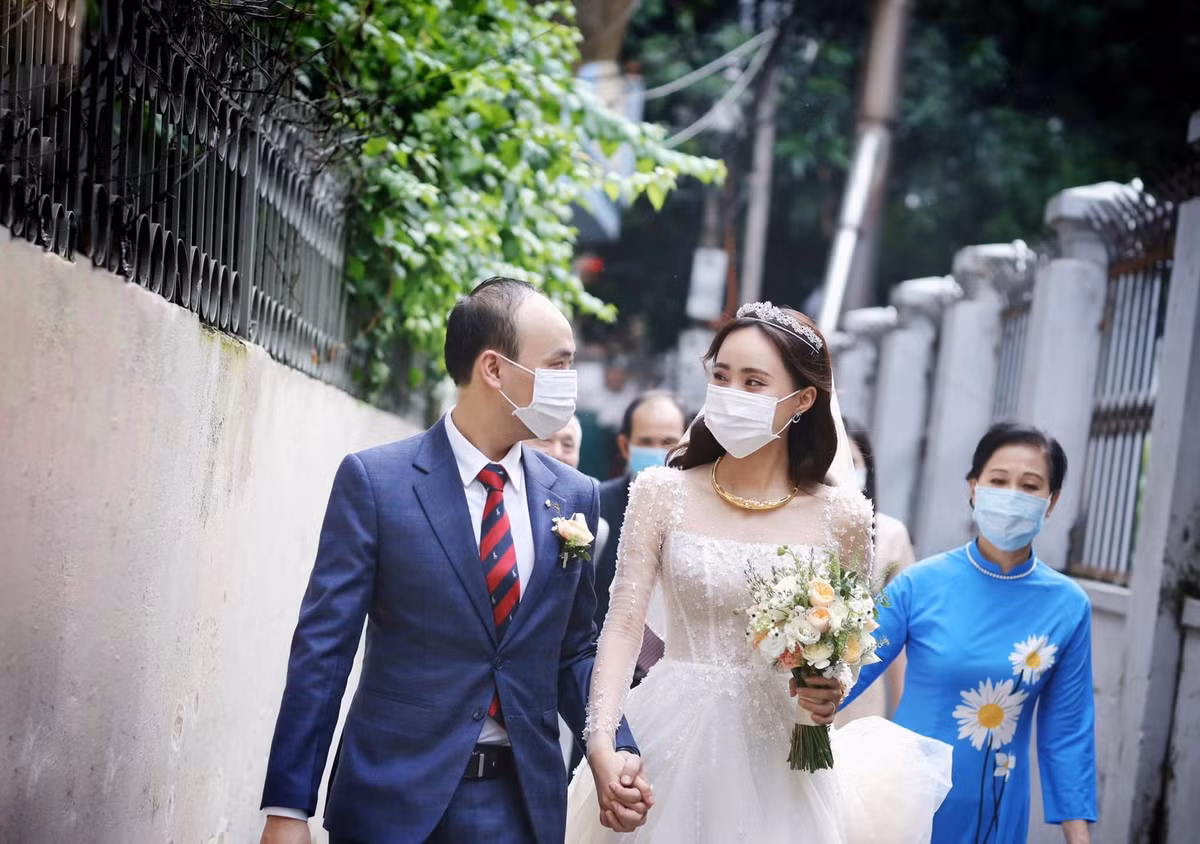 Dù diễn ra vào thời điểm dịch bệnh còn phức tạp nhưng đám cưới của MC Xuân Anh thời tiết vẫn ấm cúng, đầy đủ và nhiều tiếng cười.