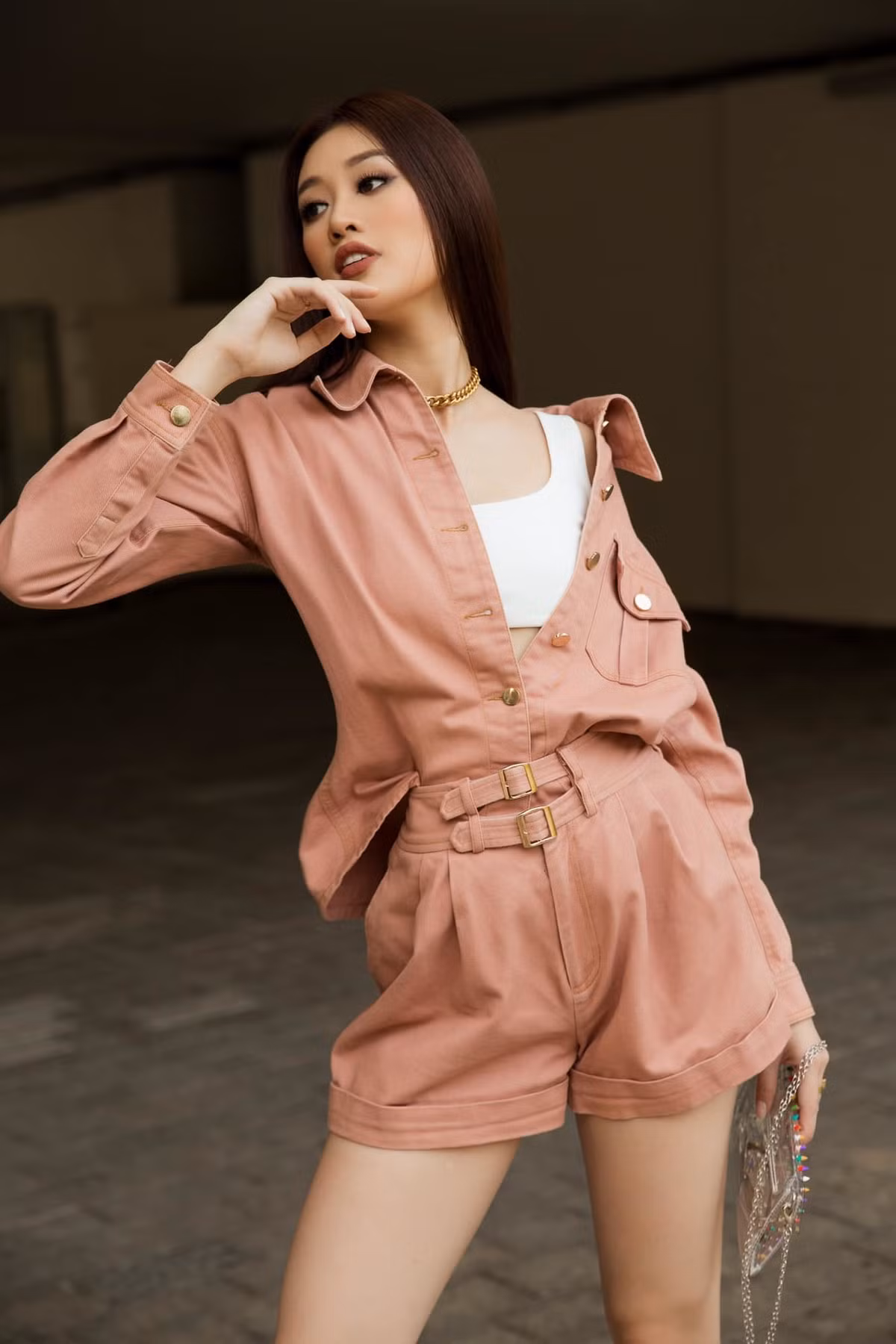 Khánh Vân diện jumpsuit trẻ trung.